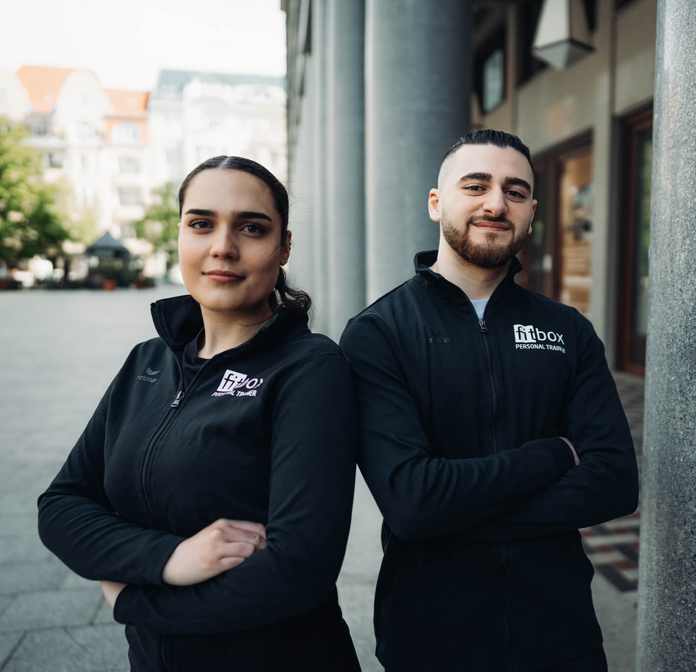 Zwei fitbox Studierende im dualen Studium – Kombination aus Hochschulwissen und Praxis im Fitnessstudio.