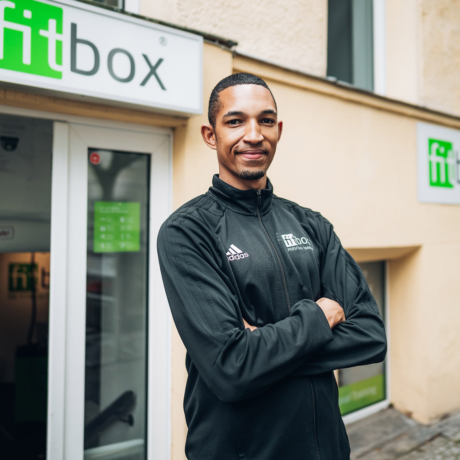 fitbox Trainer steht vor dem Studio – Karrierechance als EMS-Trainer:in oder Studioleitung mit Verantwortung.