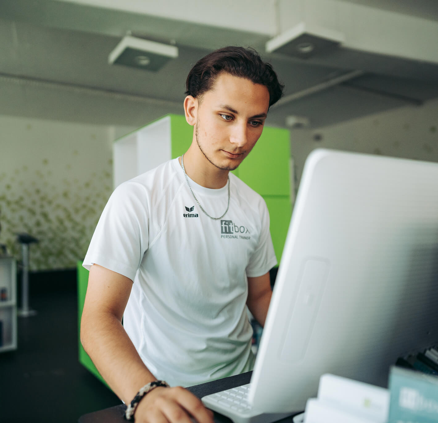 fitbox Auszubildender arbeitet mit EMS-Gerät – praxisnahe Ausbildung in der Fitnessbranche mit Zukunftsperspektive.