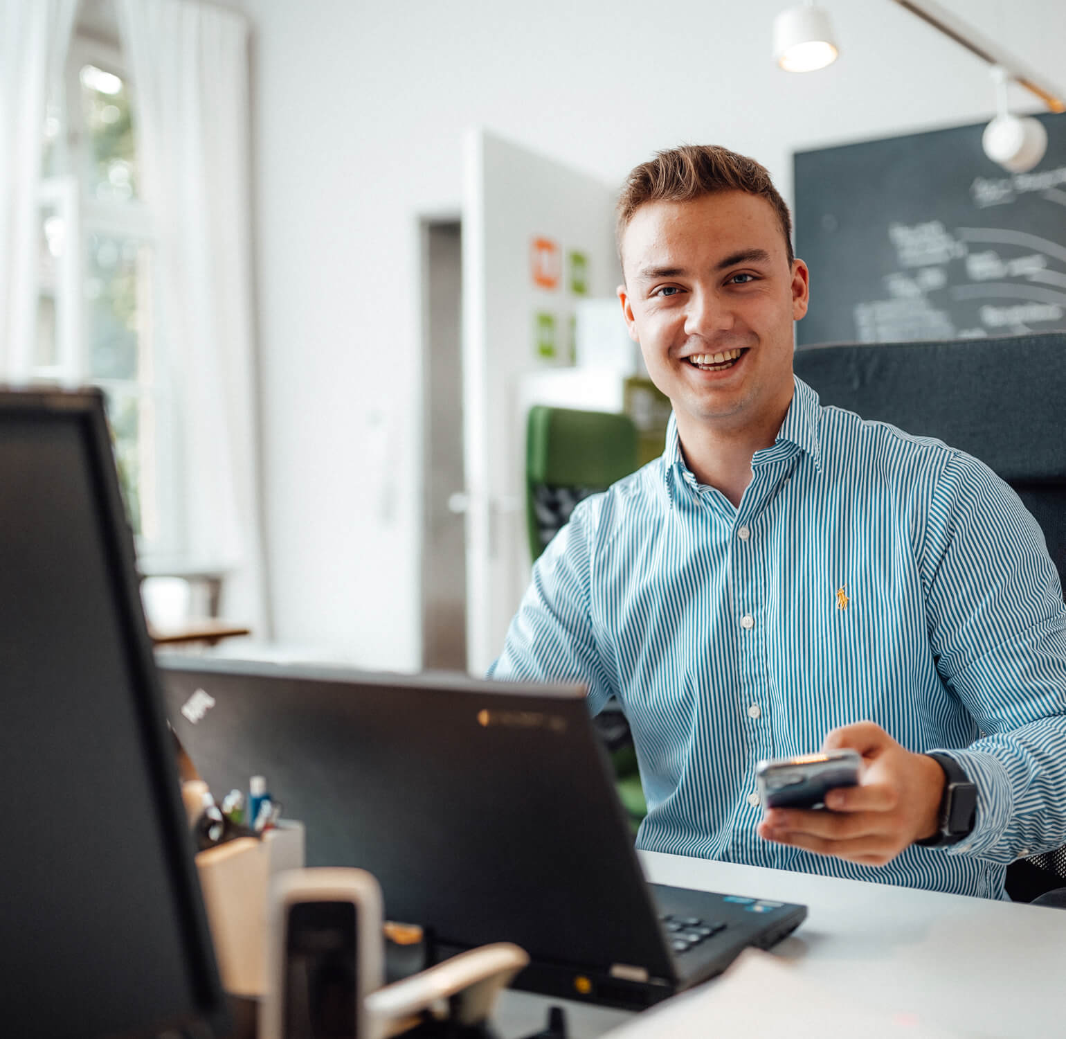 fitbox Mitarbeiter arbeitet am Laptop – Office-Job mit Mehrwert in der Franchisezentrale für Kommunikation und Marketing.