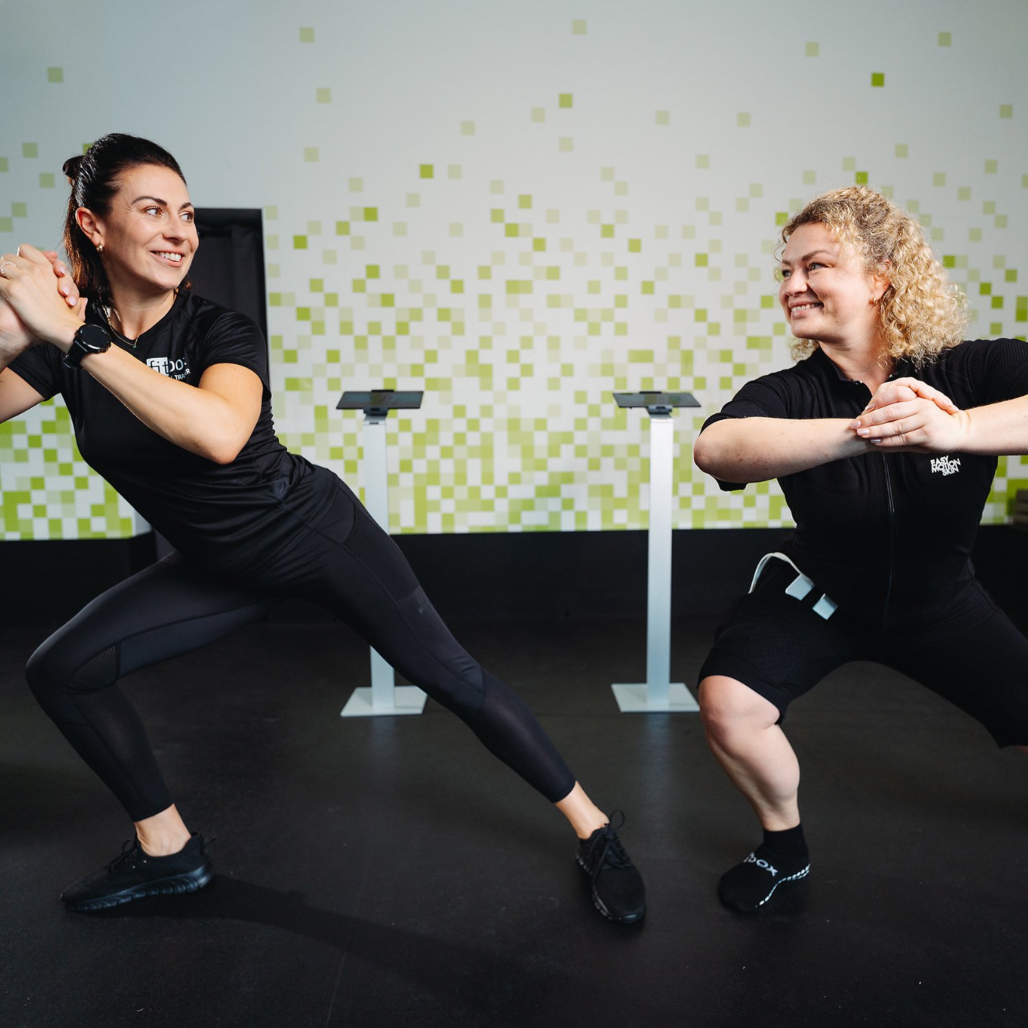 fitbox Trainerin begleitet Kundin beim EMS-Workout – gesund und nachhaltig abnehmen durch gezieltes Training.