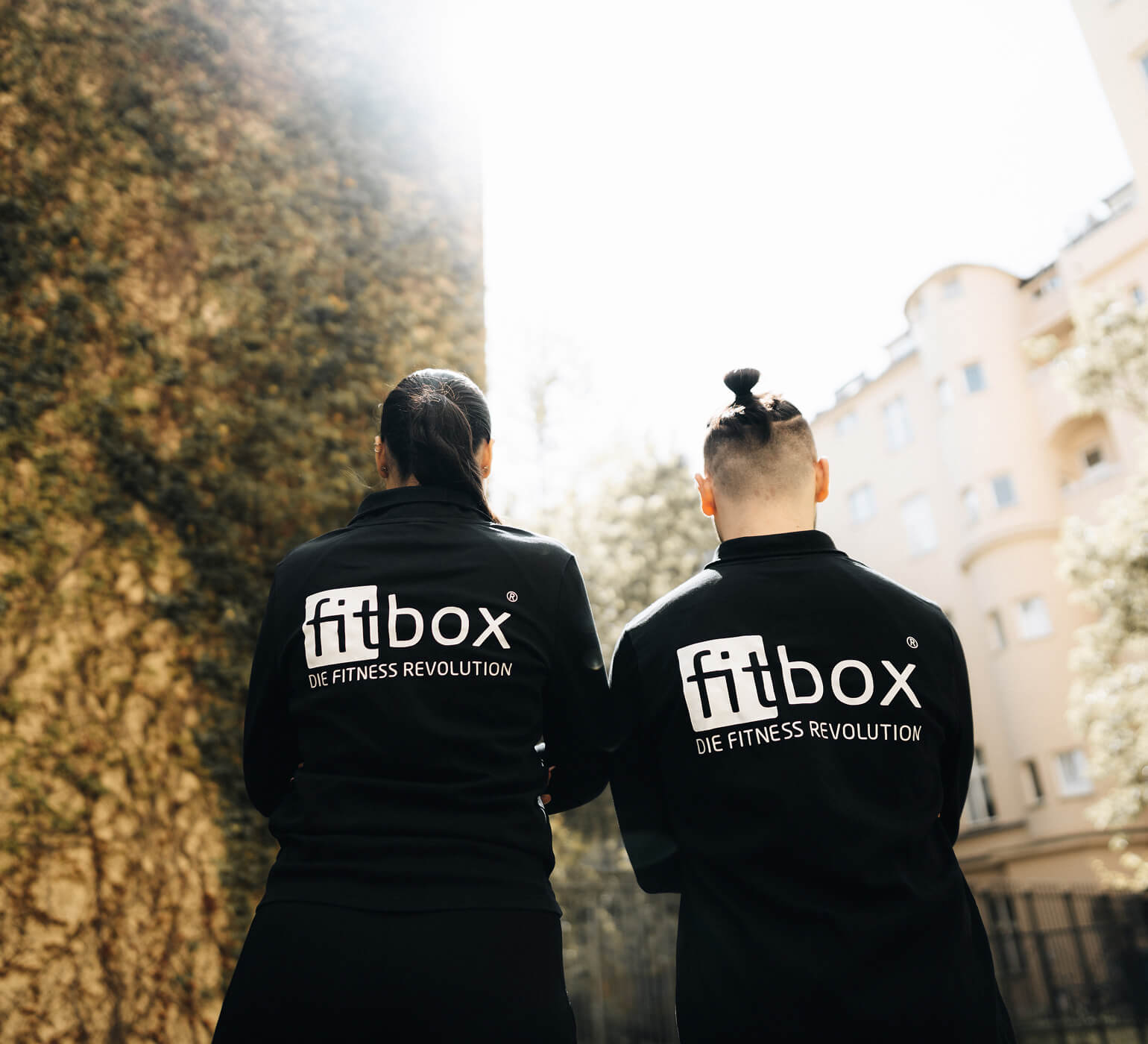 Zwei fitbox Trainer gehen Seite an Seite – Karriere starten als Mitarbeiter:in oder Franchise-Partner:in.