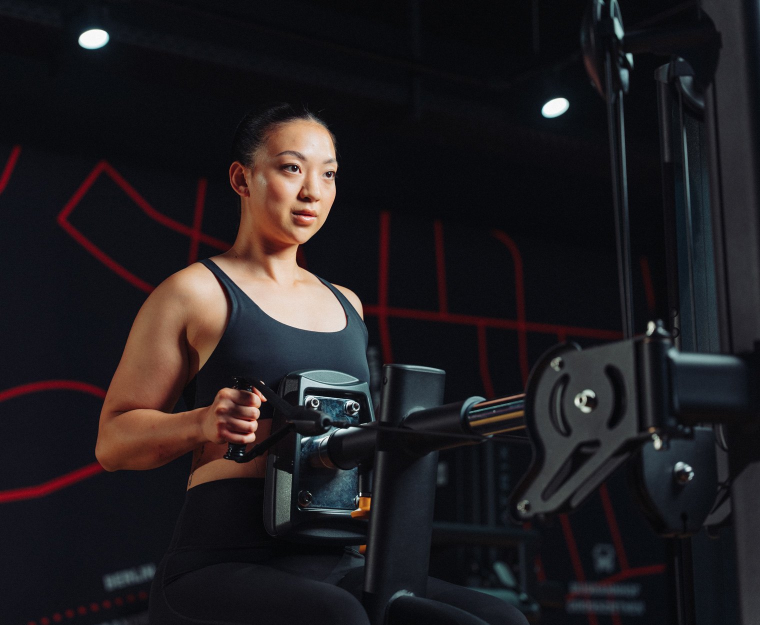 Person trainiert konzentriert an einem modernen Gerät im FITOMAT-Studio.