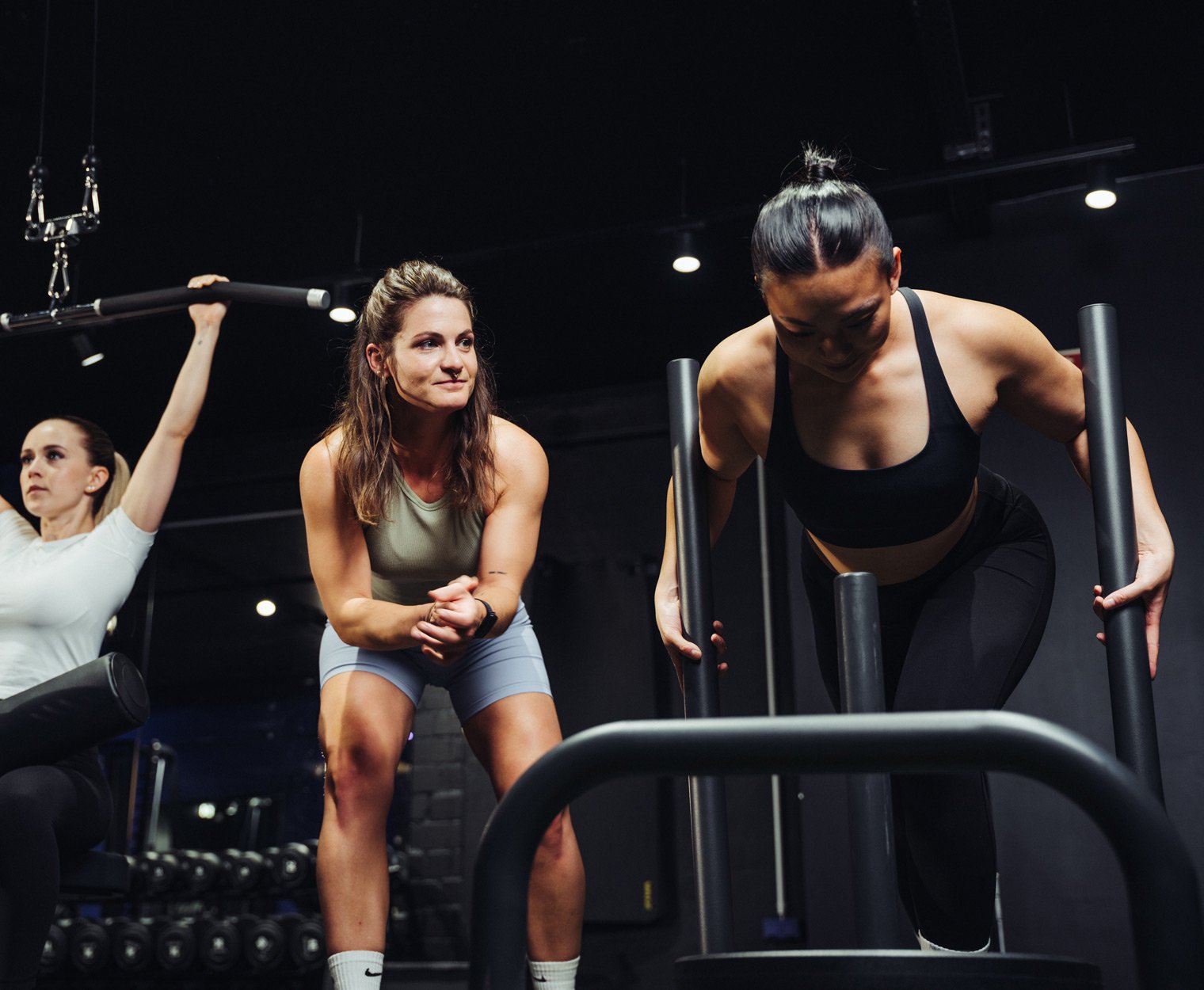 Team-Workout im FITOMAT mit mehreren Trainierenden an Functional-Geräten.TOMAT-Studio.