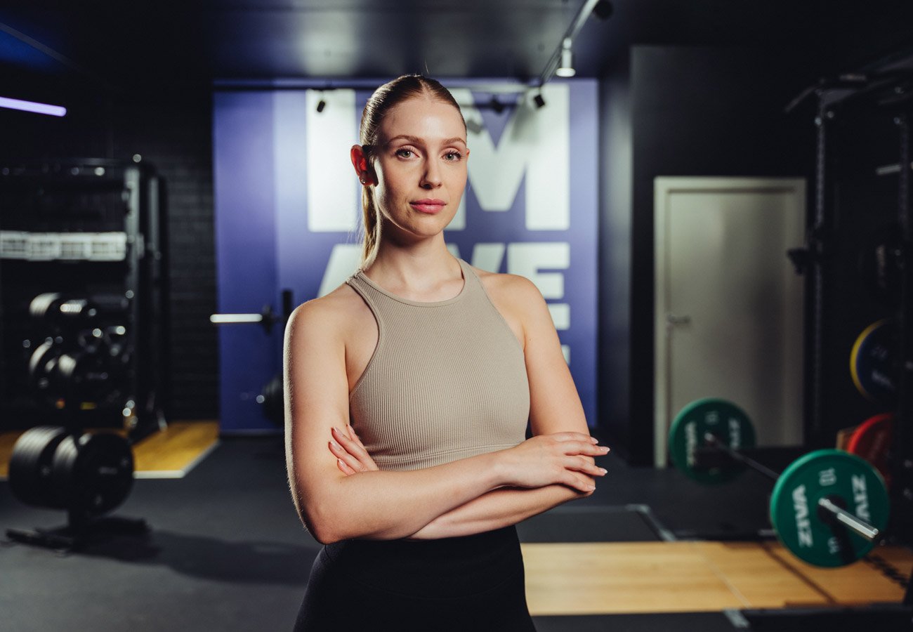 Person stands in the FITOMAT studio and presents the entry into the franchise concept.