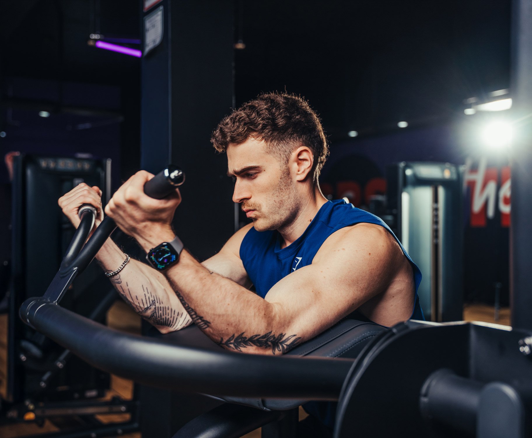 Person trainiert an einem Fitnessgerät im FITOMAT-Studio und symbolisiert den Start als Mitglied.