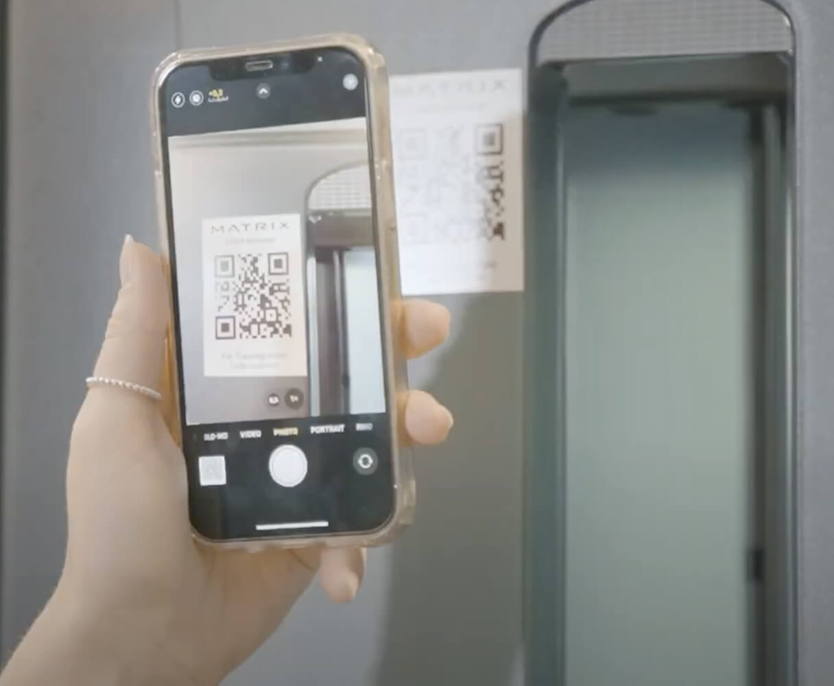Smartphone scannt den QR-Code am Fitnessgerät und zeigt die personalisierte Trainingsanleitung.